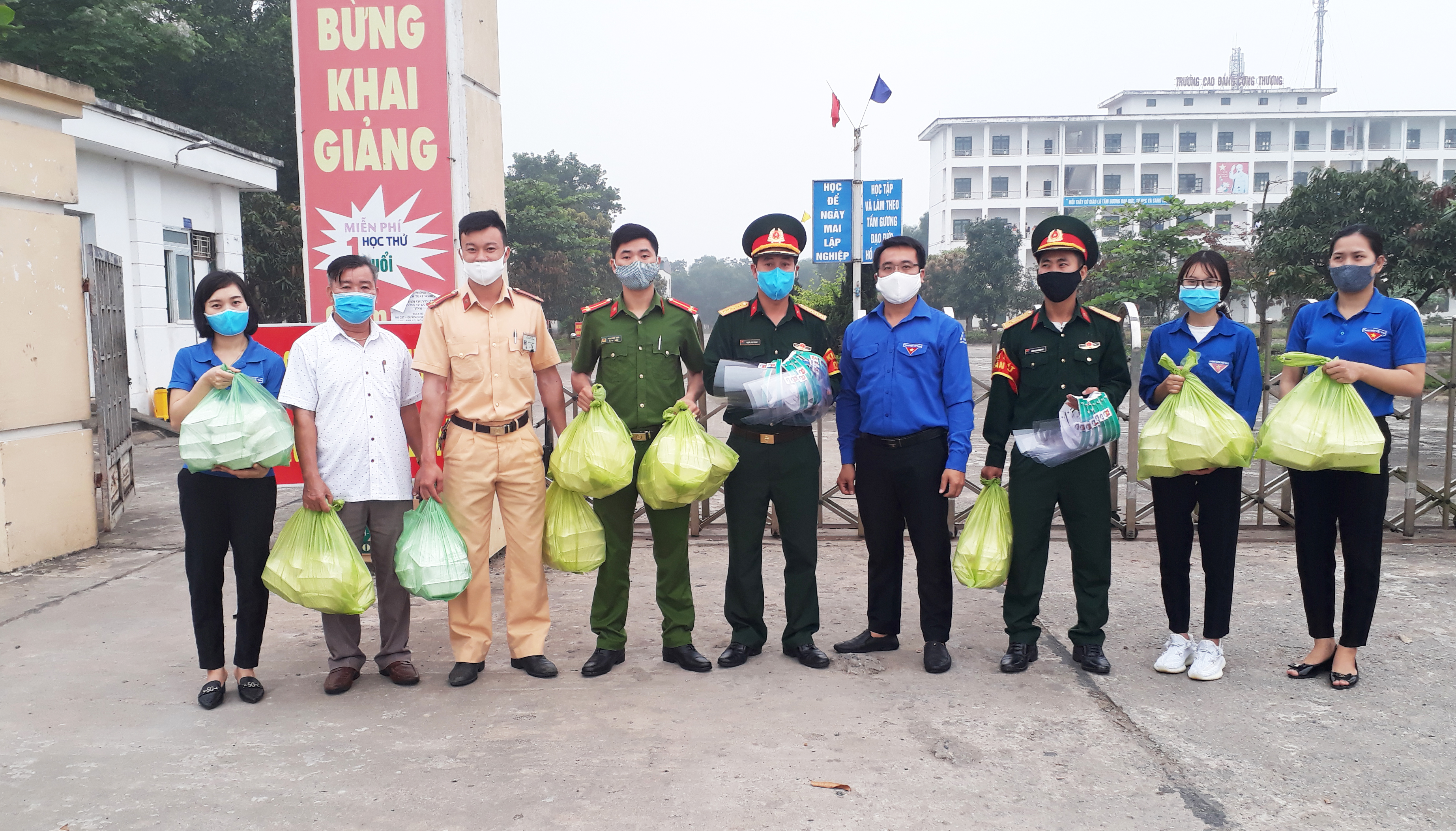 Thị đoàn Hồng Lĩnh, Đoàn trường THPT hồng Lam: trao 170 suất ăn sáng và 40 tấm kính chắn giọt bắn cho các khu cách ly