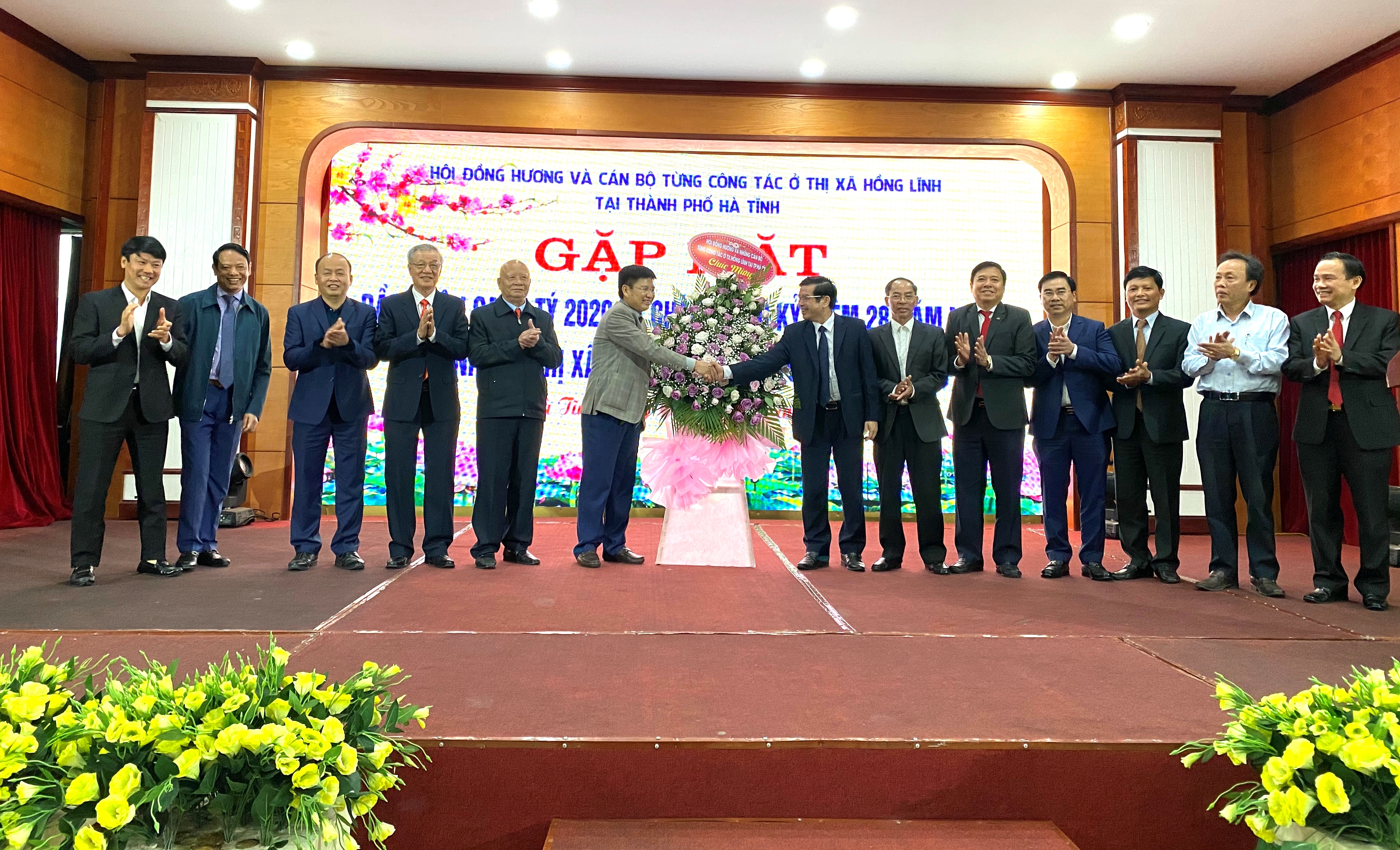 Hội đồng hương và cán bộ từng công tác ở thị xã Hồng Lĩnh tại Thành phố Hà Tĩnh gặp mặt đầu xuân Canh Tý và chào mừng 28 năm thành lập thị xã Hồng Lĩnh