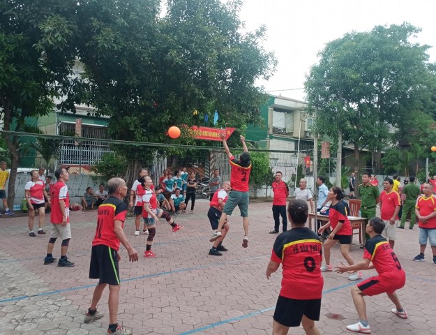Giải bóng chuyền hơi chào mừng ngày Hội toàn dân bảo vệ ANTQ ở phường Bắc Hồng