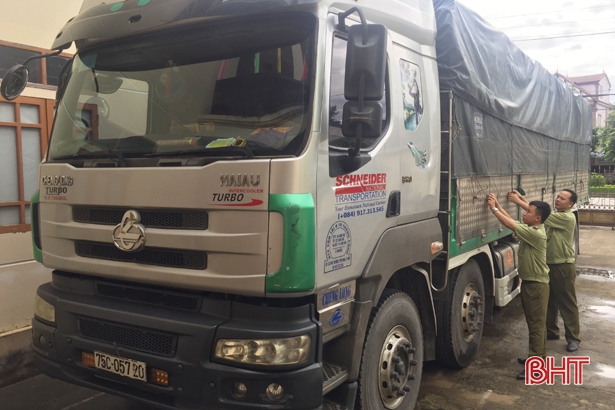 Bắt giữ xe tải chở 400 chai rượu Chivas, Baileys lậu trên đường ra Hà Nội