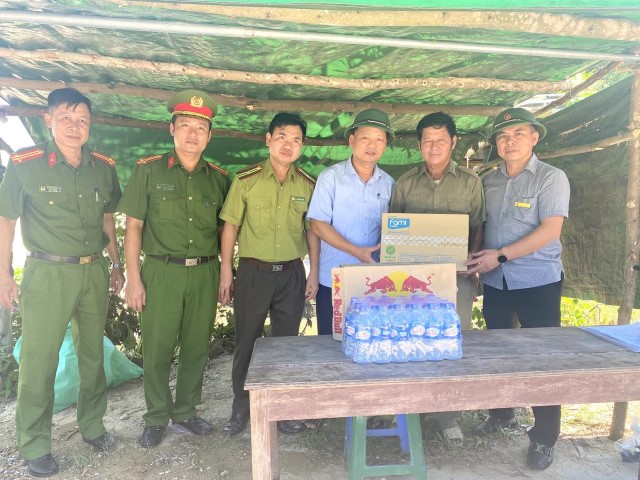 Phó chủ tịch UBND thị xã Tôn Quang Ngọc kiểm tra công tác PCCR và động viên lực lượng trực chốt, tuần tra canh gác cửa rừng